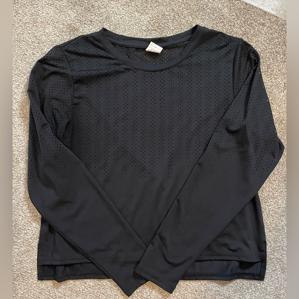 Zyia Active Chillcicle Crop Top Long Sleeve 
Black Perforated Tee size Large